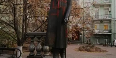 У центрі Києва невідомі розмалювали свастикою пам'ятник Шолом-Алейхему