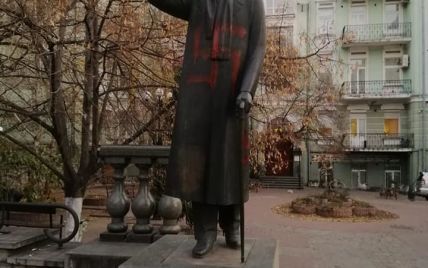 В центре Киева неизвестные разрисовали свастикой памятник Шолом-Алейхему