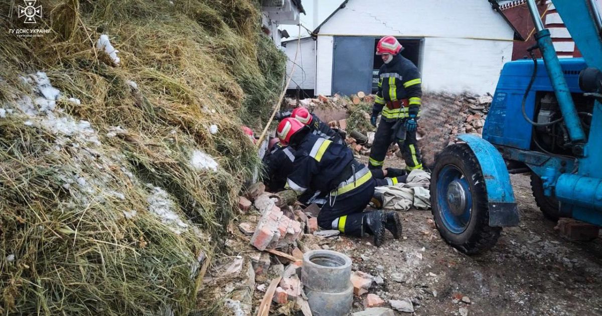 Чрезвычайники на месте взрыва газа в частном доме Киевской области