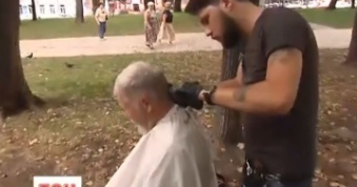 Возле парикмахера постоянно выстраивается очередь