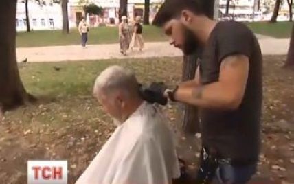 Благотворитель с ножницами: киевский парикмахер бесплатно стрижет бездомных на вокзалах и в парках