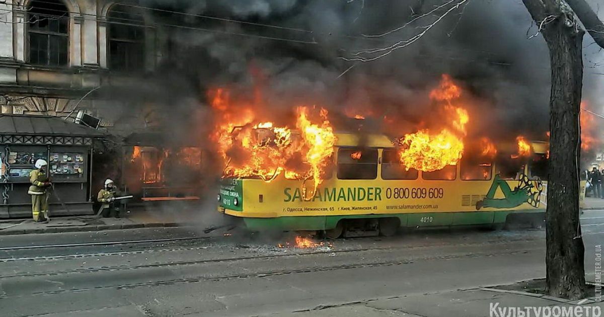 В Одесі під час руху спалахнув трамвай із пасажирами, люди в паніці вистрибували з вікон