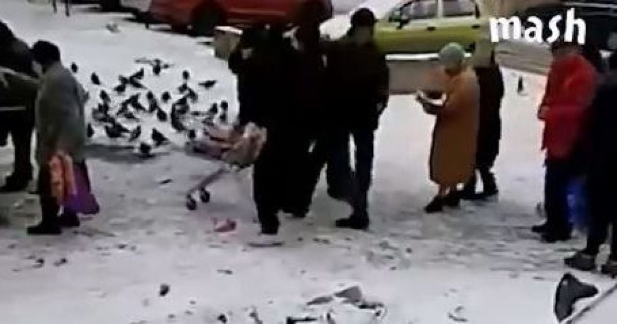 У РФ зняли на відео, як пенсіонери дістають зі смітника протерміновані продукти