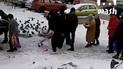 У РФ зняли на відео, як пенсіонери дістають зі смітника протерміновані продукти
