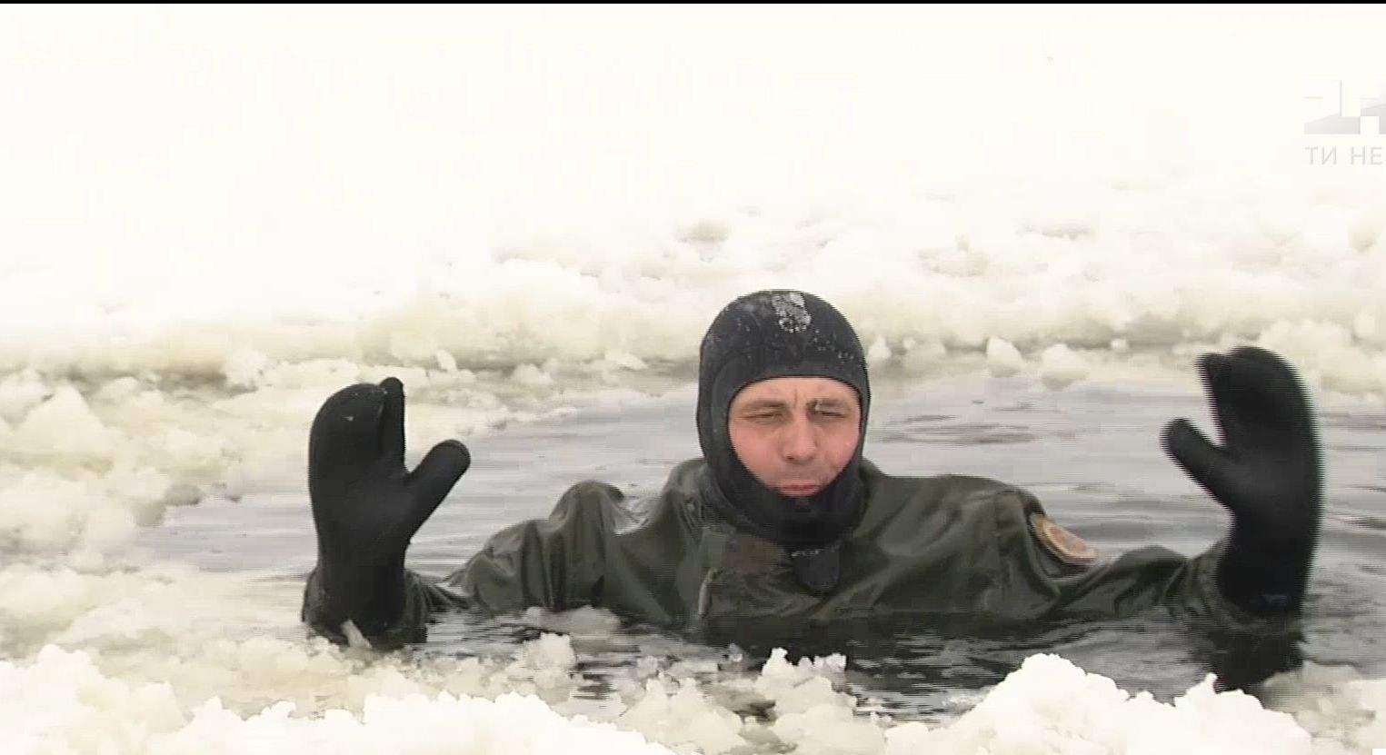 Провалиться правильно: спасатели рассказали рыбакам, как вести себя на льду