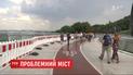 Нова травма: на пішохідному мосту у Києві знову тріснуло скло