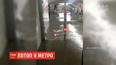Через потоп у харківському метро люди очікували поїзд, стоячи у воді