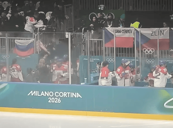 Во время хоккейного матча Олимпиады-2026 на трибунах вывесили российский флаг / sport.cz