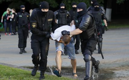 Держат на земле и бьют: как в Минске обращаются с задержанными протестующими