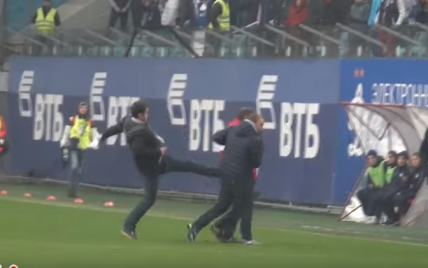 В Мережі з'явилося відео, як російський журналіст дав копняка вболівальнику під час матчу