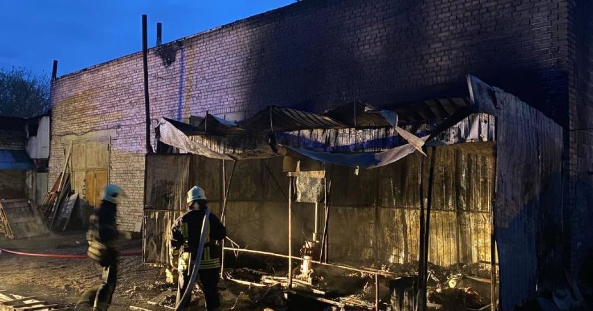 У Києві в залізному вагончику згоріло двоє людей