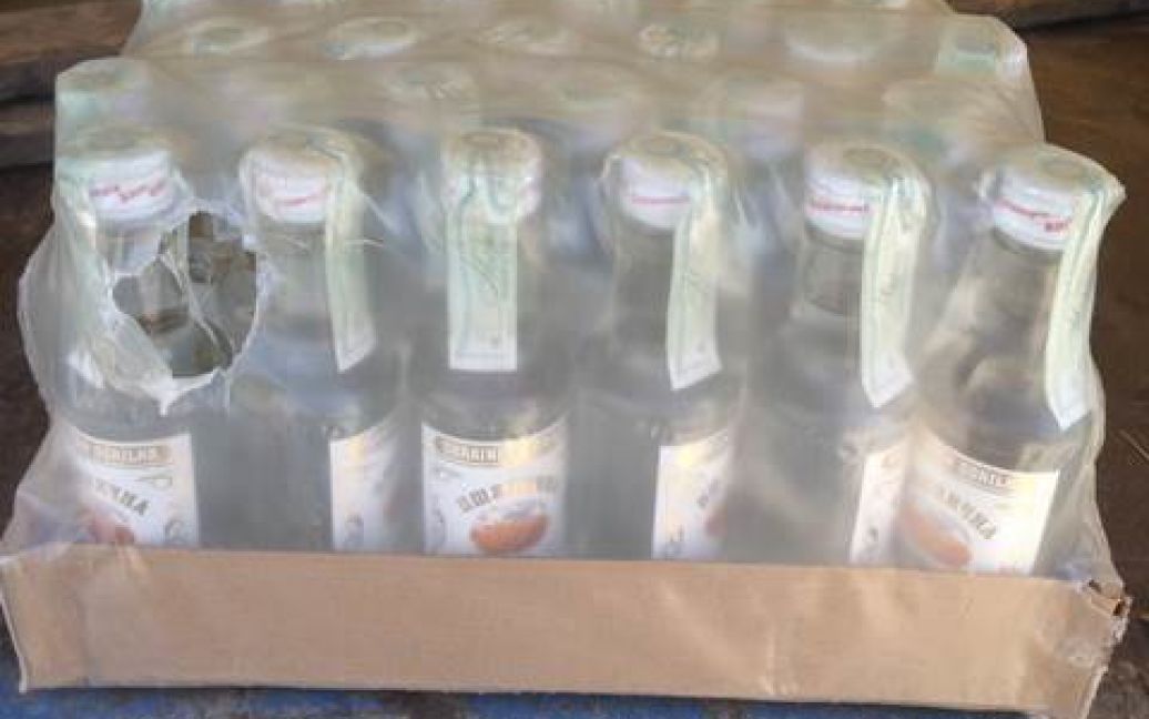 СБУшники изъяли более 30 тысяч бутылок "паленой" водки для боевиков "ДНР" / © Пресс-служба СБУ