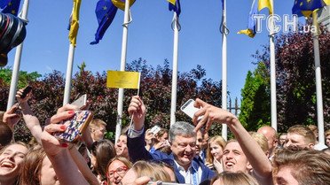 Порошенко робить селфі з дітьми_13 / © Сайт президента України