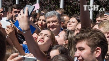 Порошенко робить селфі з дітьми_12 / © Сайт президента України