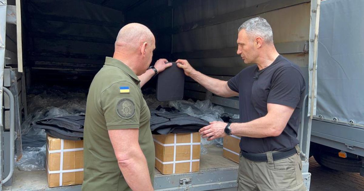 Робимо все можливе, щоб допомагати захисникам, - мер Києва передав нацгвардійцям 1200 бронежилетів