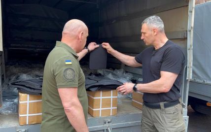 Делаем все возможное, чтобы помогать защитникам, — мэр Киева передал нацгвардейцам 1200 бронежилетов