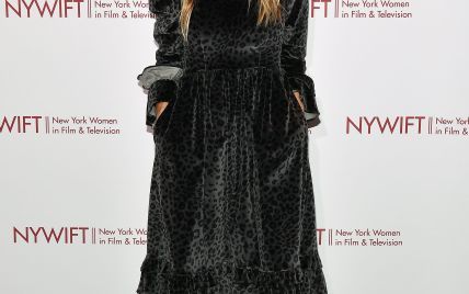 В бархатном платье и блестящих туфлях: Сара Джессика Паркер на церемонии в Нью-Йорке