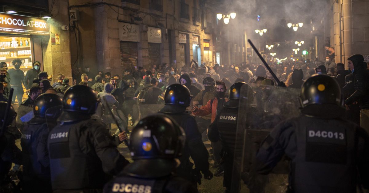 Испания заявила о самых жестоких беспорядках с начала протестов против "коронавирусного" карантина