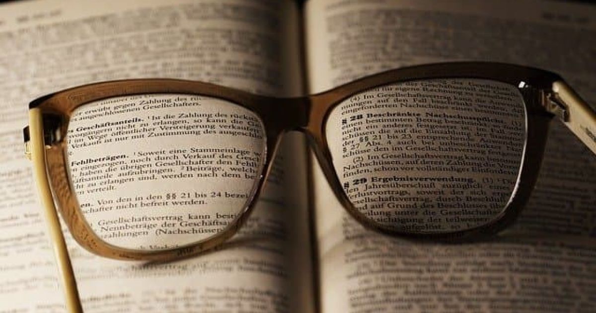 Ученые создали "революционные" капли, которые могут заменить очки: какая цена и способ использования