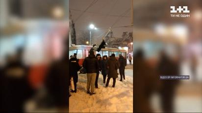 В Днепре трамвай сошел с рельсов, сбил светофор и прохожую Новости Днепра