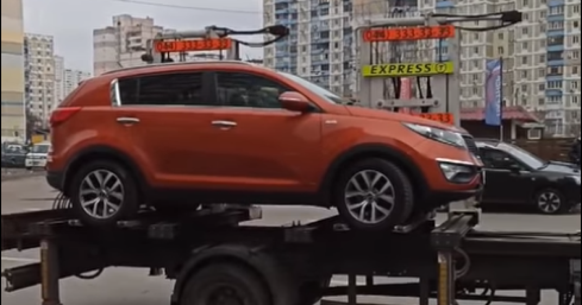 У Києві евакуатор намагався забрати на штрафмайданчик автівку, в салоні якої перебувала дитина (відео)
