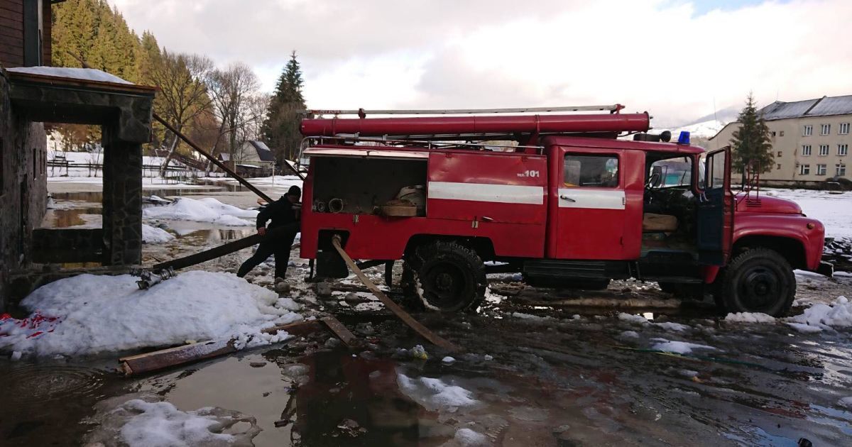Закарпаття підтопило: десятки будинків у воді і дороги, мов річки (фото)
