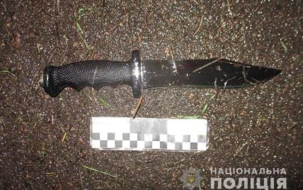 Напал с ножом у подъезда: в Киеве на Оболони грабитель тяжело ранил женщину
