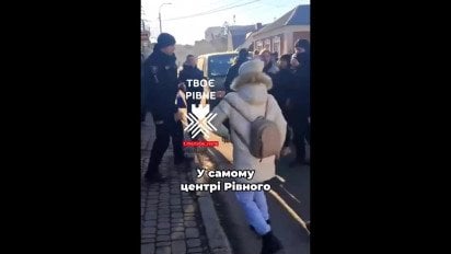 В Ровно толпа заблокировала машину ТЦК