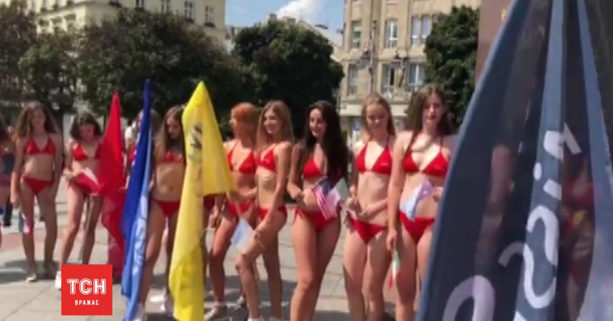 Из лимузина на парад: по центру Львова прошлись девушки в купальниках