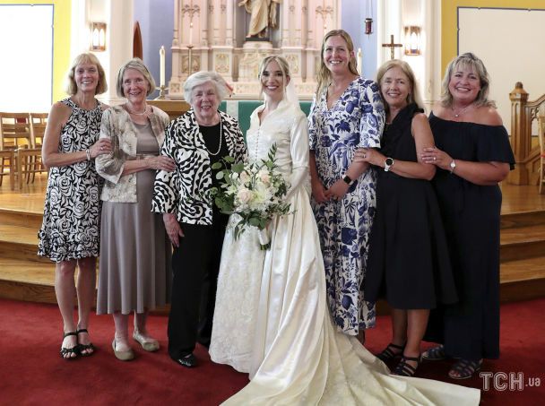 Наречена Серена Стоунберг (у центрі) стоїть із шістьма жінками з її родини, які носили одну і ту ж весільну сукню / © Getty Images