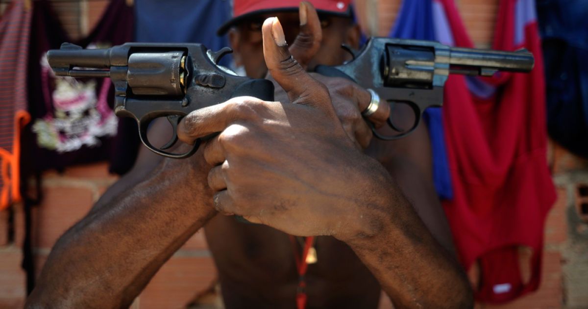 В Бразилии банда вооруженных малолеток на АЗС избавила водителя от авто (Видео)