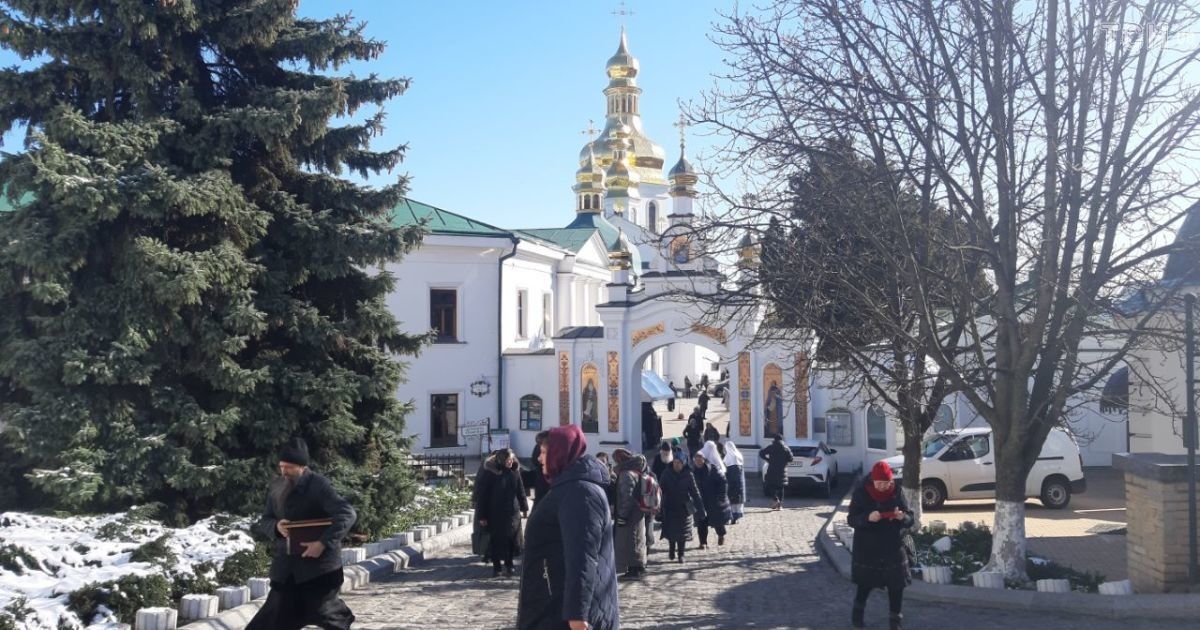 В Лаврі знову зібралися прихильники УПЦ МП: фото, відео