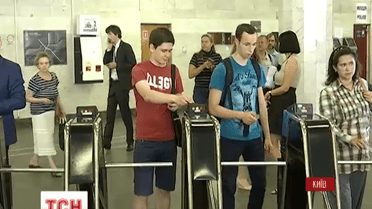 За проезд в метро теперь можно платить бесконтактной банковской карточкой