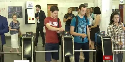 За проїзд у метро тепер можна платити безконтактною банківською карткою