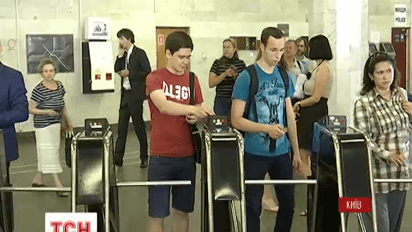 За проезд в метро теперь можно платить бесконтактной банковской карточкой