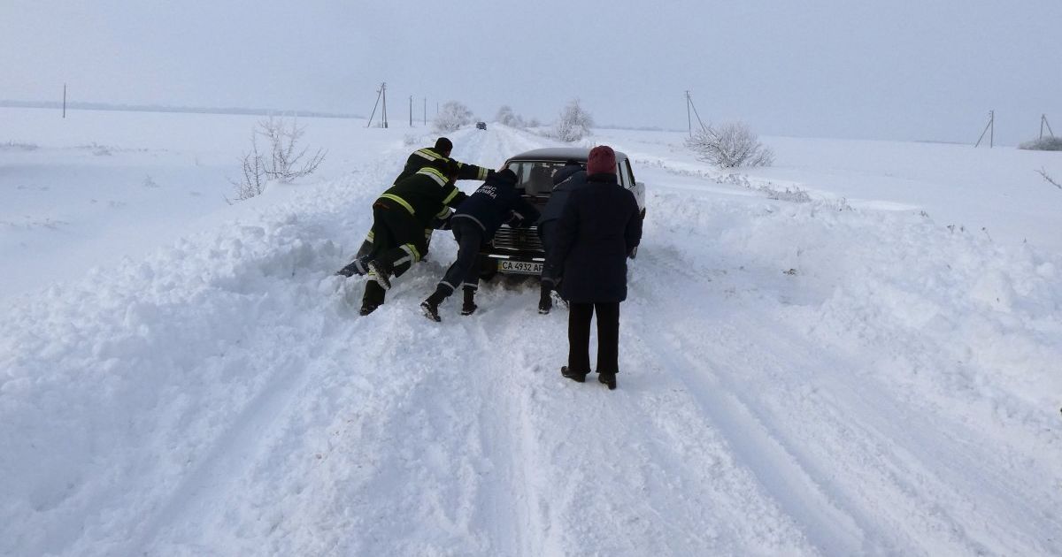 Київ через негоду на вихідні закриє в’їзд вантажівок: понеділок може стати вихідним