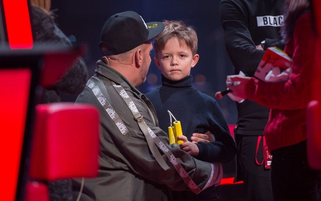 7-летний Андрюша сфотографировался со звездными судьями / © пресс-служба канала "1+1"