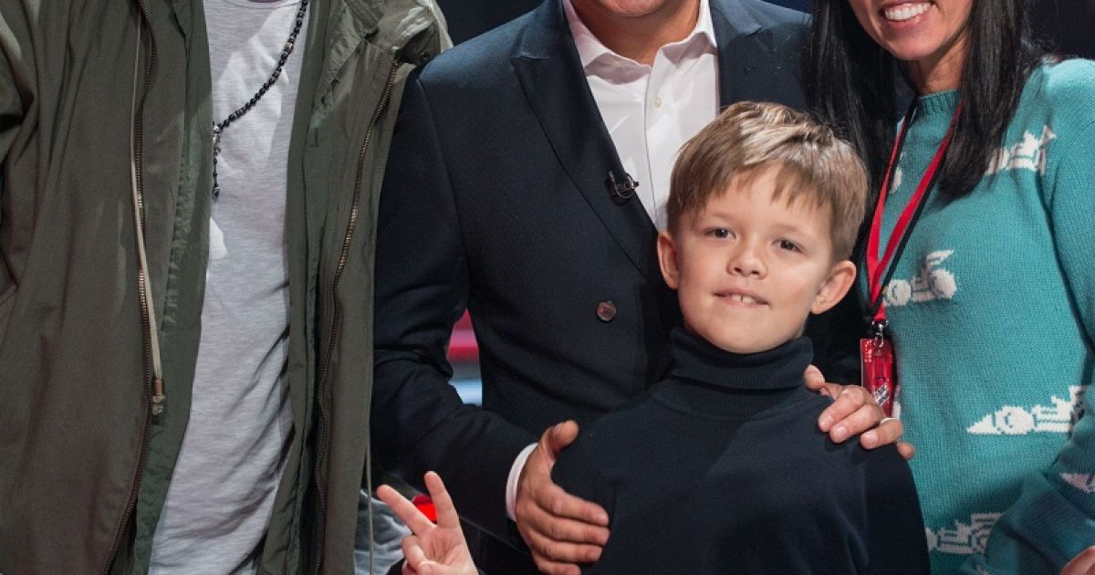 7-летний Андрюша сфотографировался со звездными судьями / © пресс-служба канала "1+1"