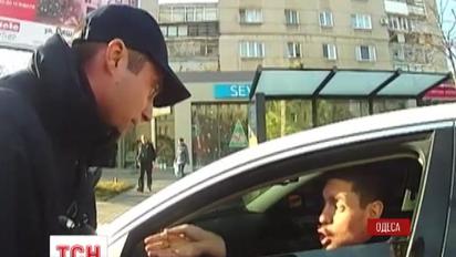Одесские полицейские задержали водителя, который пытался наехать на патрульных