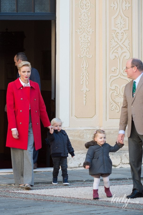 Княгиня Шарлин и князь Альбер II с сыном Жаком и дочерью Габриэллой  / © Getty Images