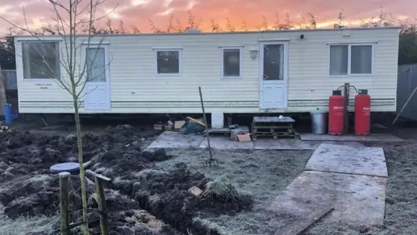 Пара роками виживала у лісі без елементарних умов: у чому була причина / © скриншот