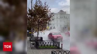 Знову прорвало! Київ потерпає від підтоплення проїжджої частини гарячою водою