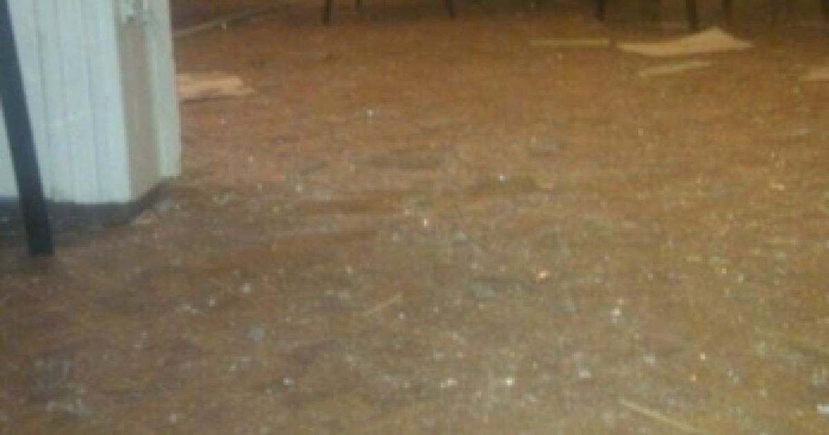 В результате взрыва в Центре волонтеров было поврежденно окно / © Никвести