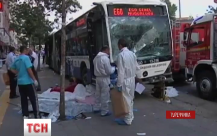 В столице Турции автобус сравнял с землей полную людей остановку