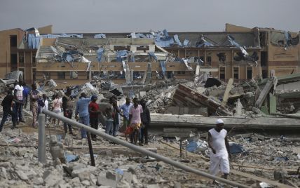 В Нигерии мощным взрывом снесло более 100 домов