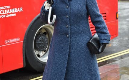 В синьому пальті з бабками на грудях: світський вихід герцогині Корнуольської