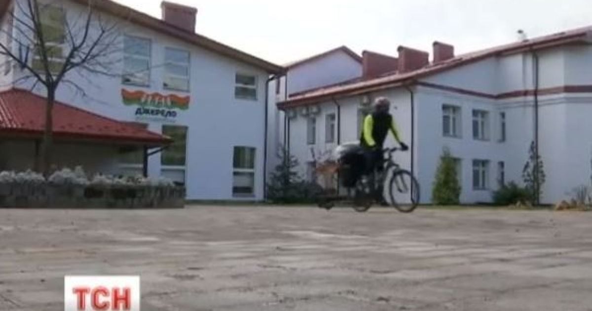 Українець поїхав на велосипеді зі Львова до Ватикану заради дітей