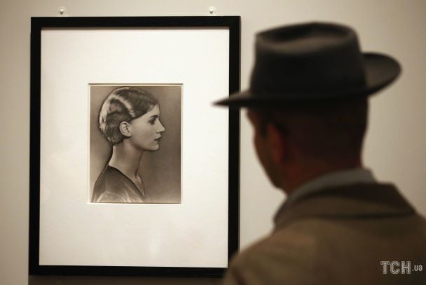 Відвідувач дивиться на фотографію Лі Міллер | / © Getty Images