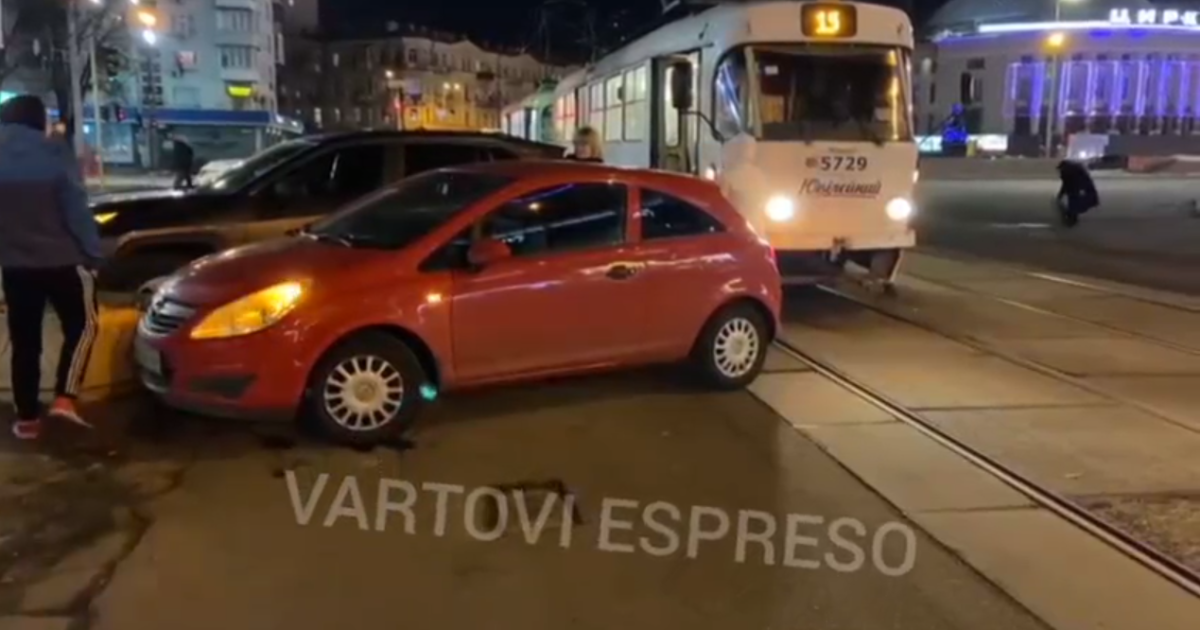 "Бросила и ушла": в Киеве пассажиры трамвая перенесли автомобиль, заблокировавший движение (видео)