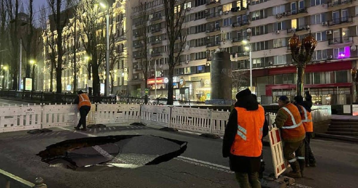 В Киеве произошел сбой в работе общественного транспорта из-за провала асфальта (видео)